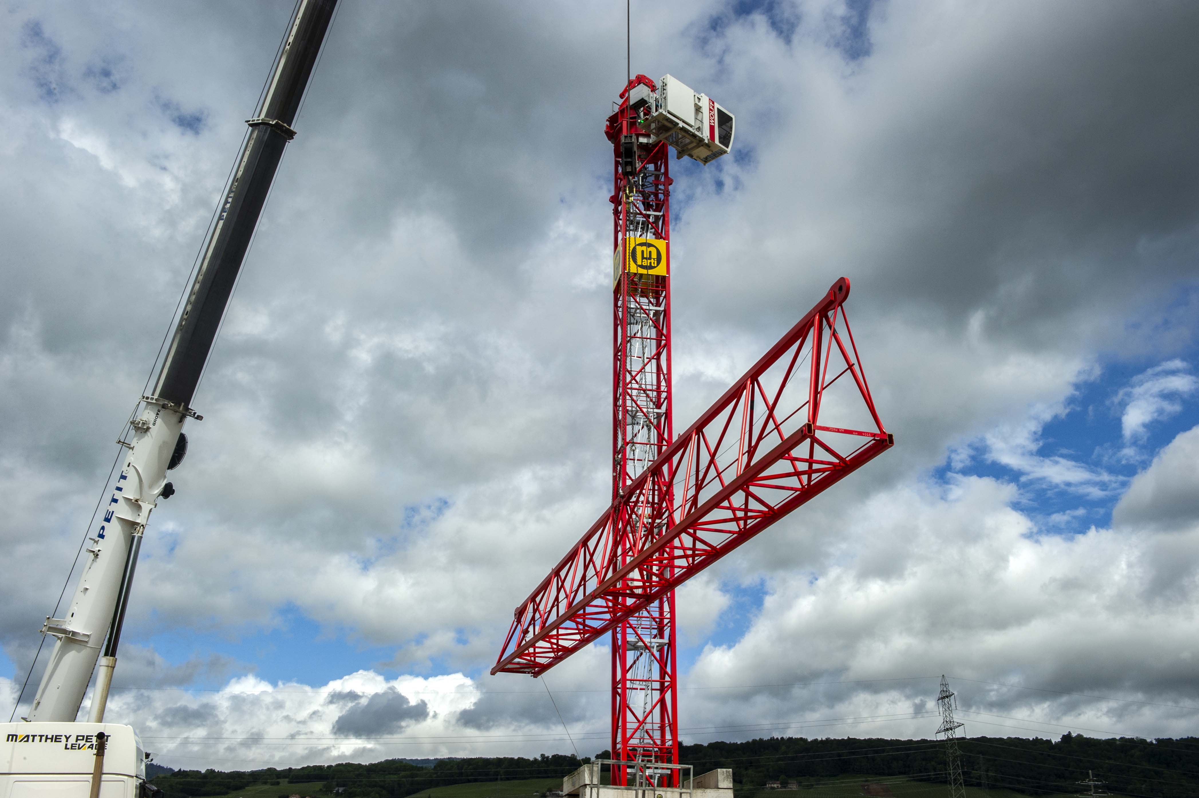 Du haut de ses 38 mètres, la grue pilote le chantier